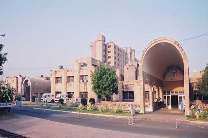 https://cache.careers360.mobi/media/colleges/social-media/media-gallery/617/2018/9/27/Front View of Sanjay Gandhi Postgraduate Institute of Medical Sciences Lucknow_Campus-View.jpg